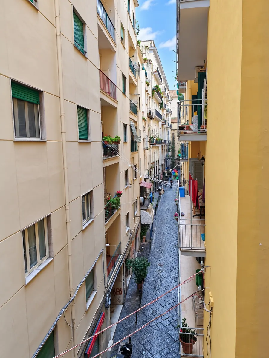 Via Nilo vista dal balcone: il vicolo stretto fra i palazzi