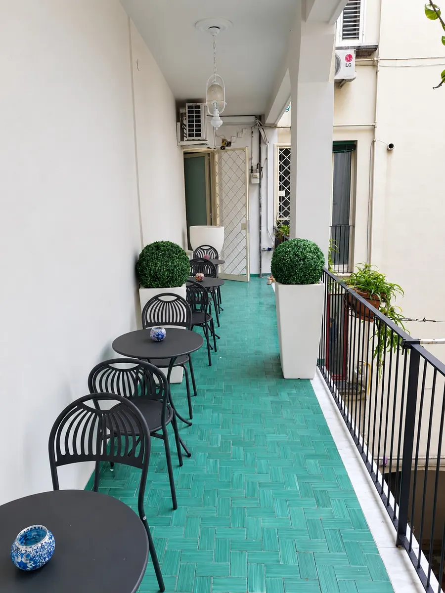 I tavolini in ferro e le piante sul ballatoio