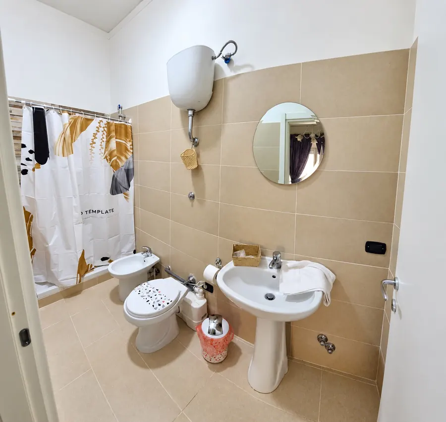 Bagno col lavabo, il bidet e gli accappatoi