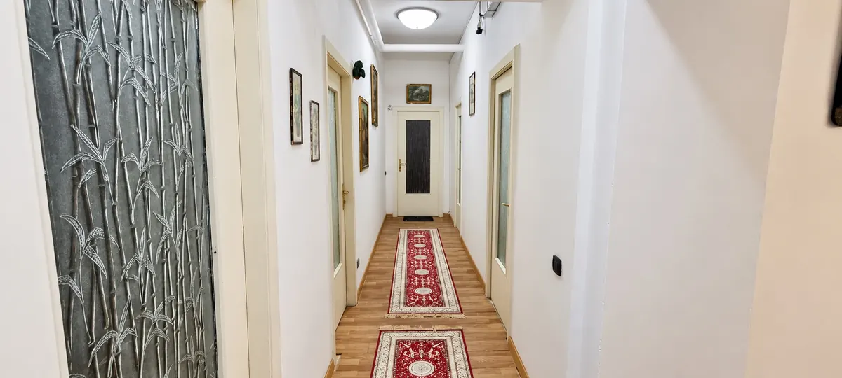 Il corridoio col tappeto che porta alle camere
