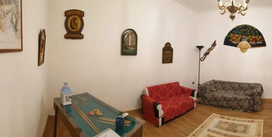 El billar del espacio abierto, junto al sofá rojo