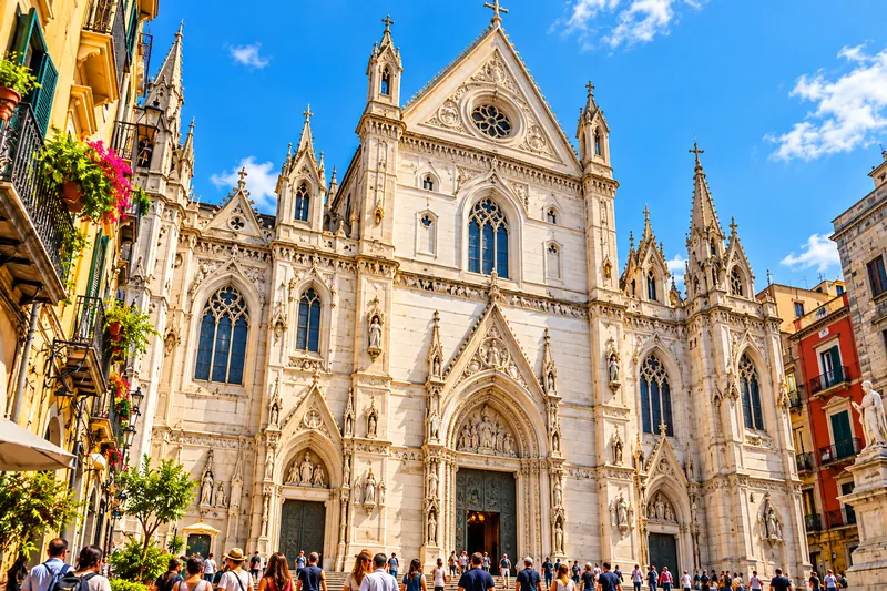 Die neugotische Fassade des Duomo di Napoli